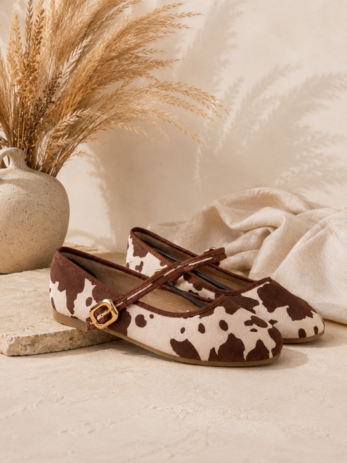 Cow print ballet flats with strap – Beige & brown