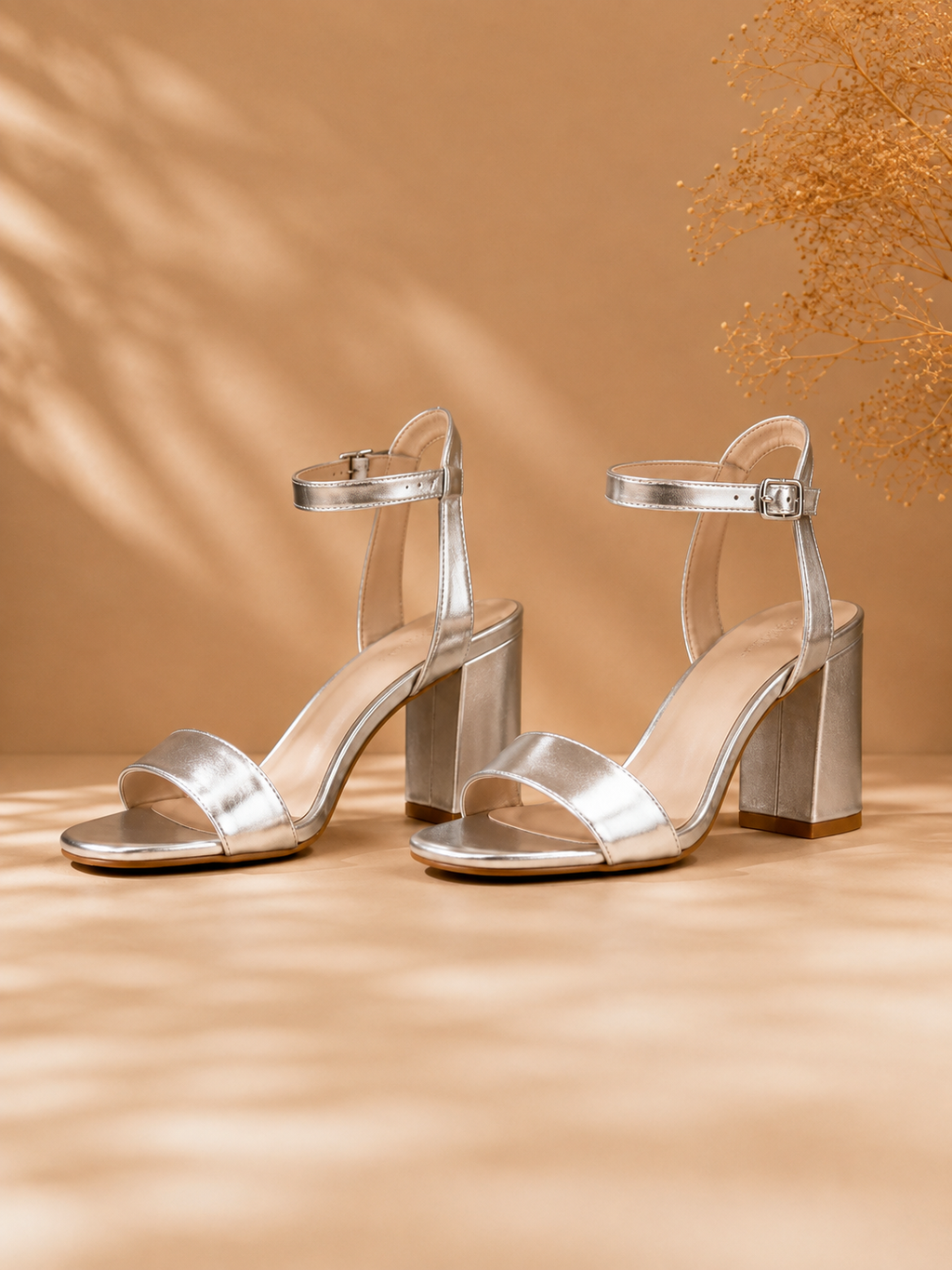 Sandales à talon argentées élégantes – Bride cheville & talon carré