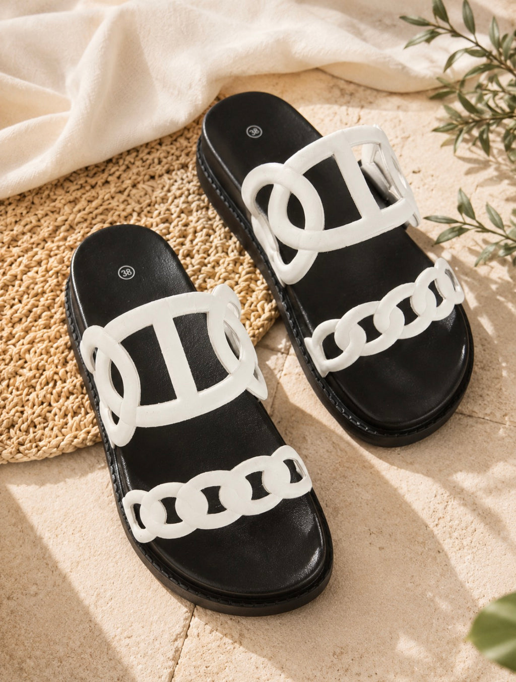 Mules noires à détails blancs effet chaîne – Semelle confortable