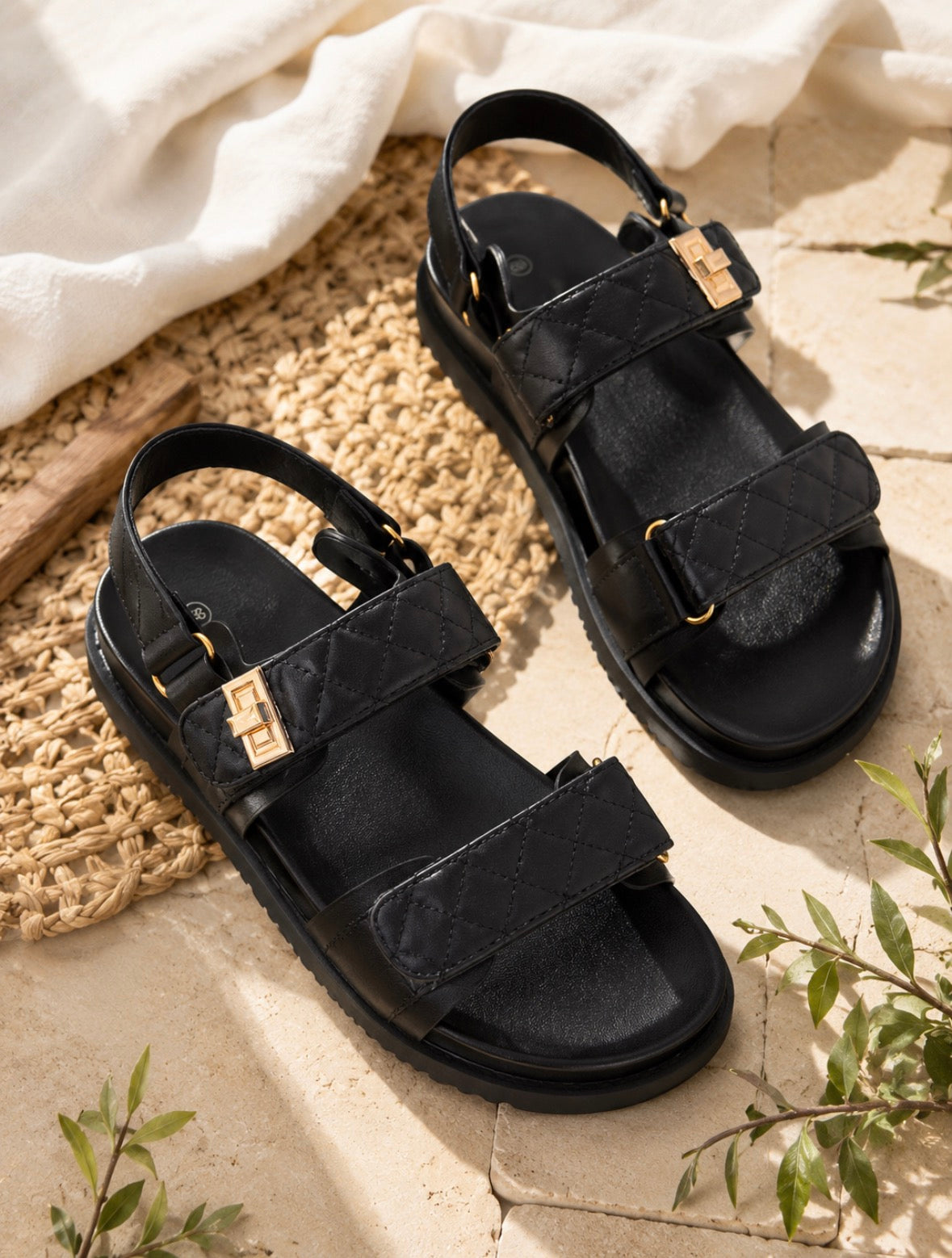 Sandales noires matelassées à brides réglables – Détail doré – Semelle confortable