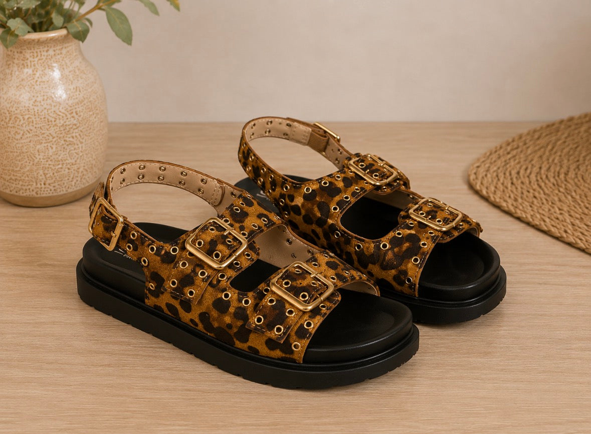 Sandales léopard à boucles dorées – Style tendance