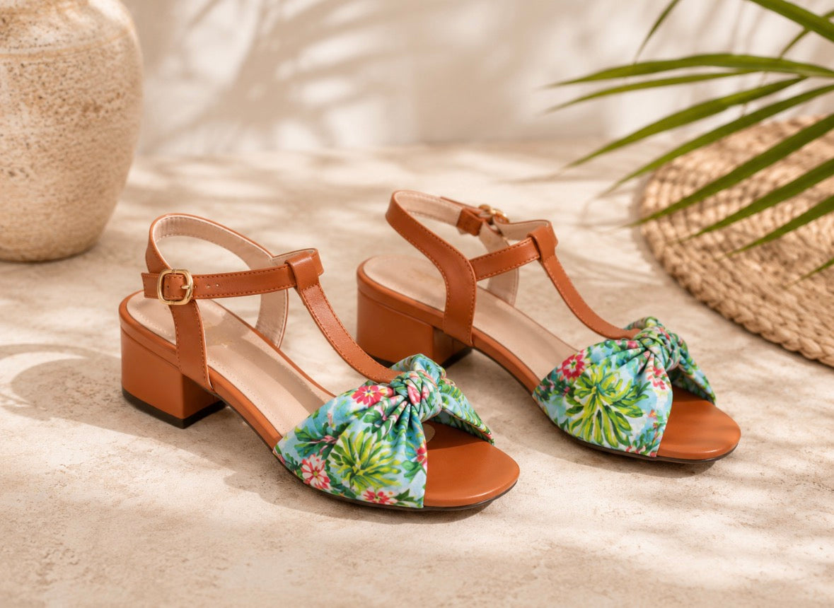 Sandales fleuries bohème chic à talon carré – Camel & imprimé tropical