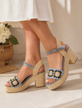Sandales compensées bohème bleu ciel & crochet fleuri