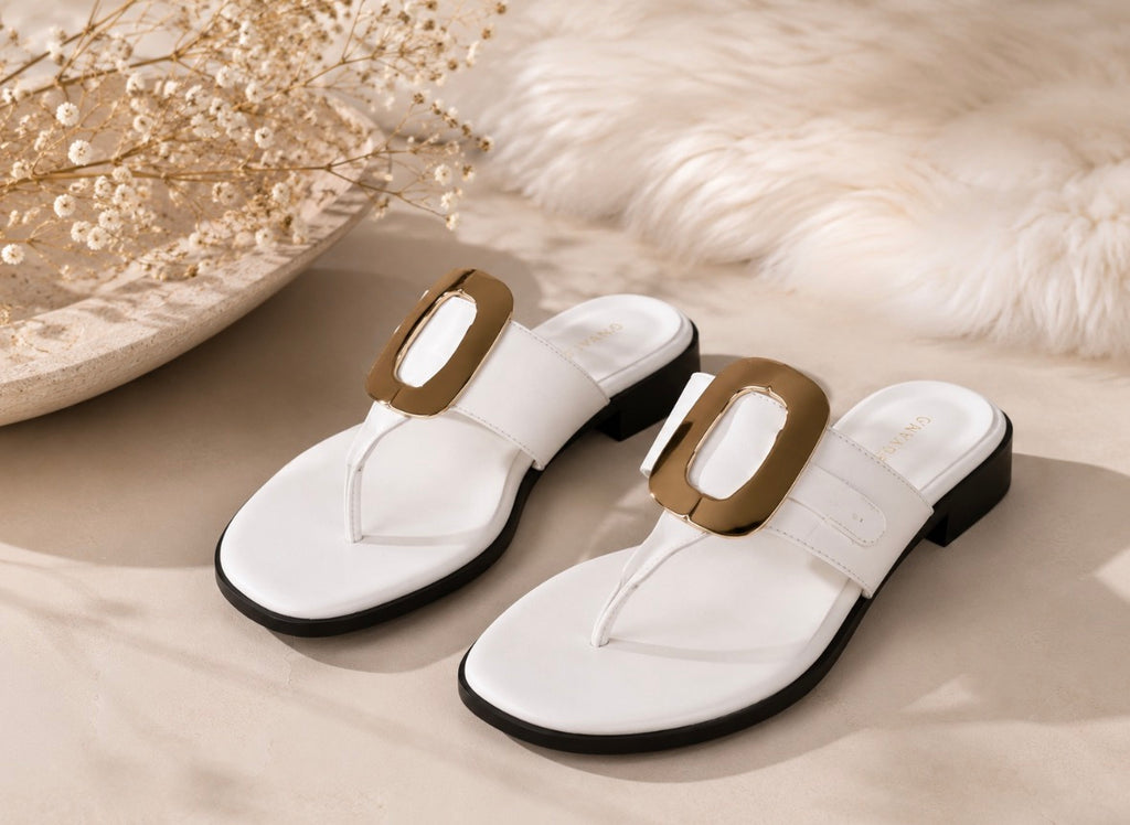 Sandales entre-doigt blanches à boucle dorée – Élégance estivale