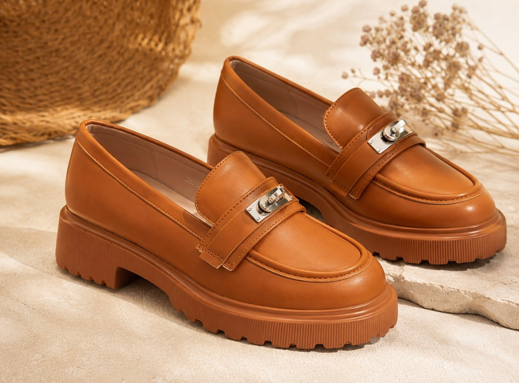 Mocassins camel à semelle crantée et boucle métal – Élégance & confort
