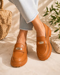 Mocassins camel à semelle crantée et boucle métal – Élégance & confort