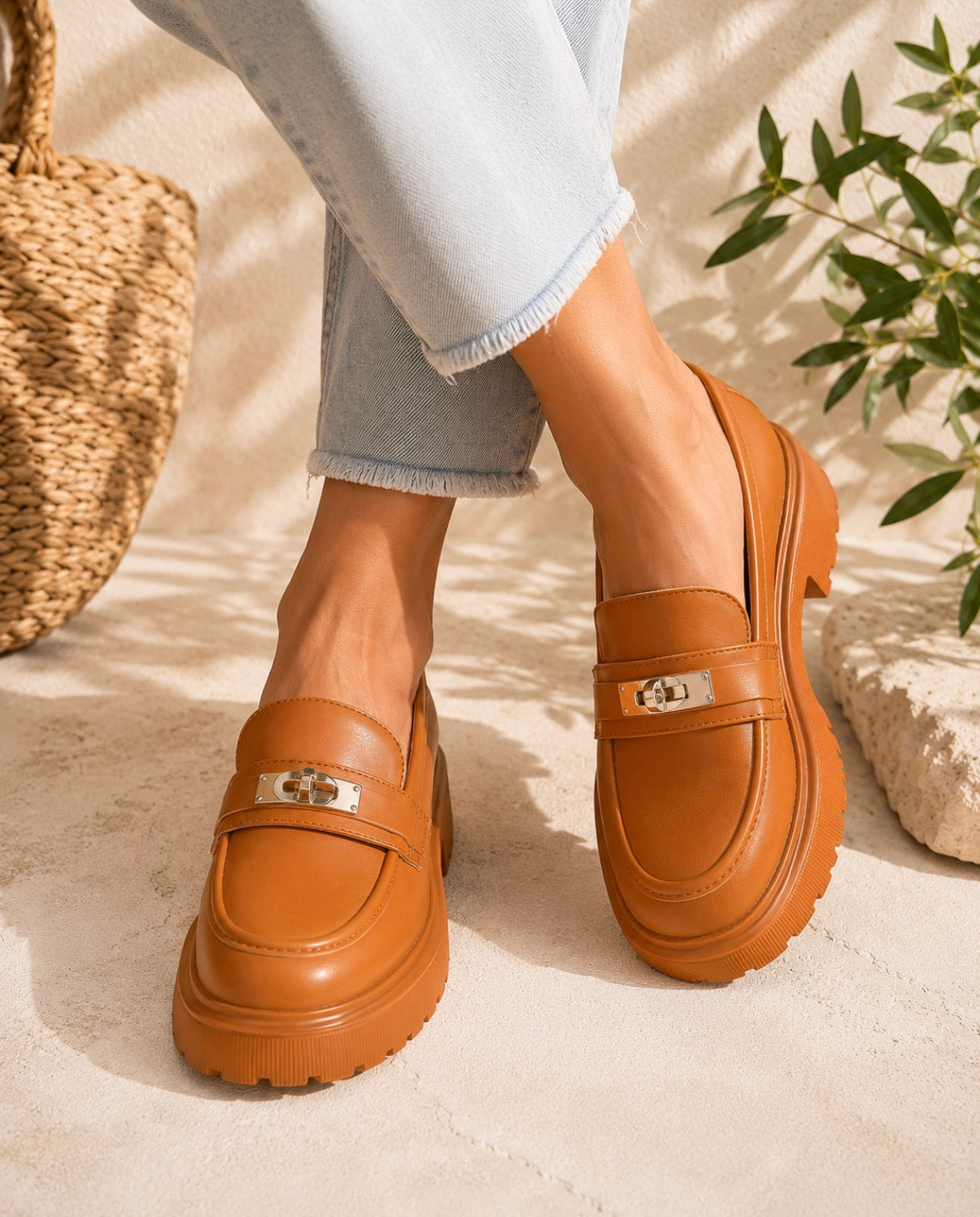Mocassins camel à semelle crantée et boucle métal – Élégance & confort