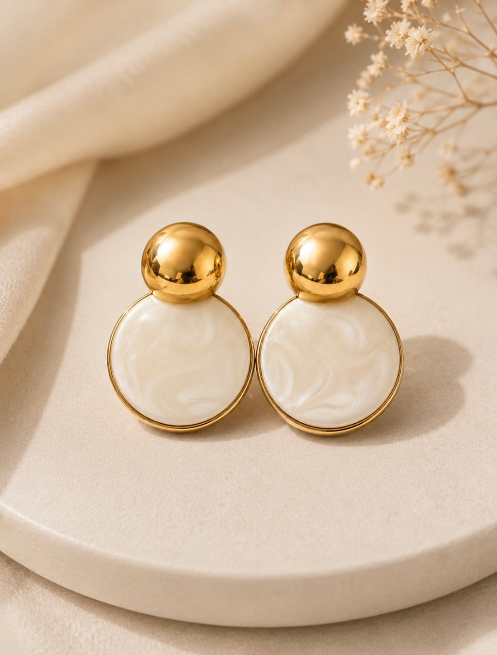 Boucles d’oreilles rondes nacrées – Élégance intemporelle
