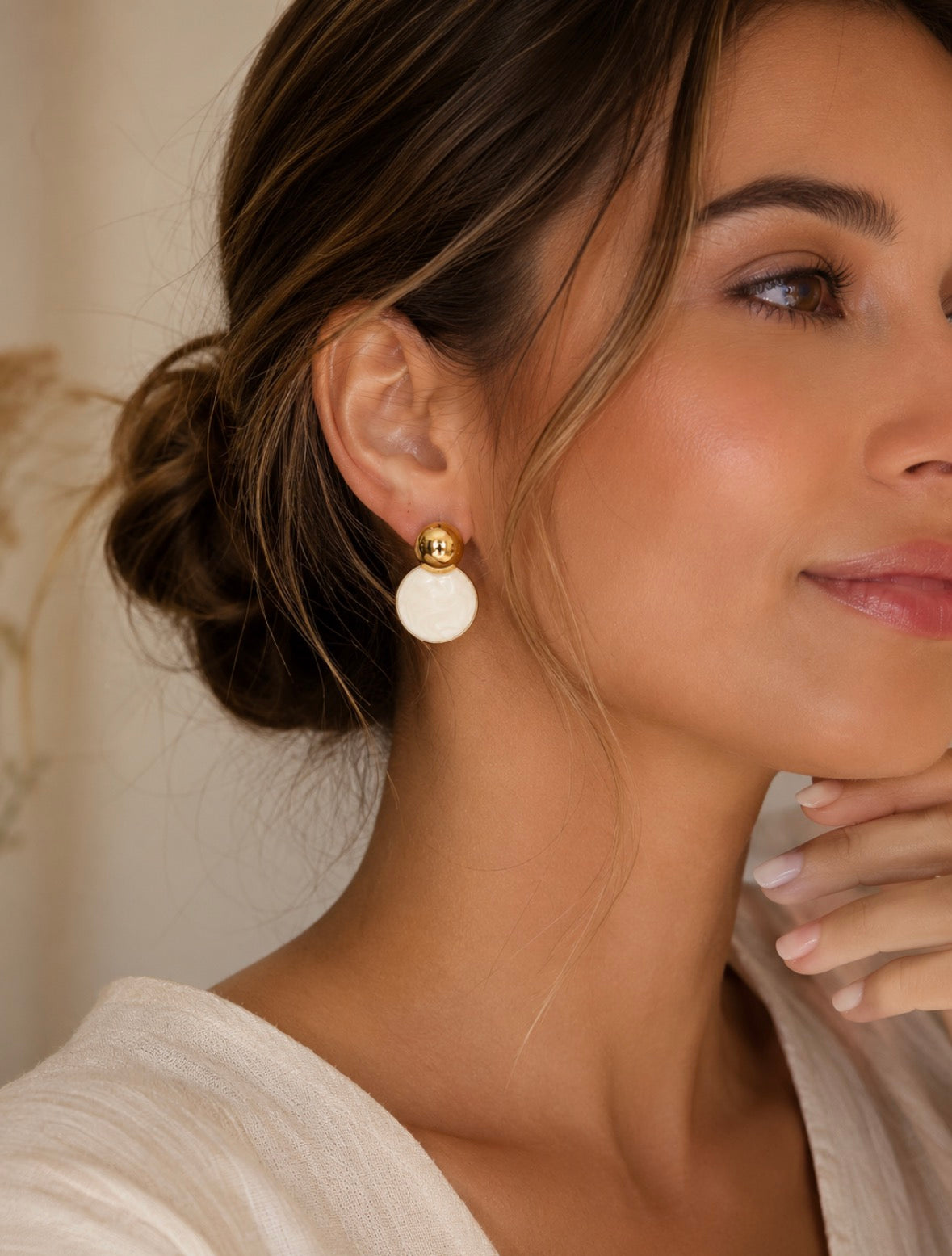 Boucles d’oreilles rondes nacrées – Élégance intemporelle